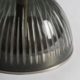 Sötétszürke bordázott üveg dekor talapzat – áttetsző felület és fényjáték