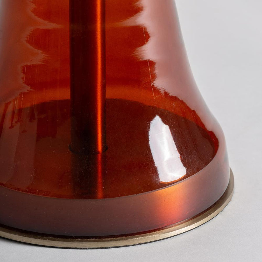 Borostyánszínű üveg dekor láb részletfotó – fényes felület és aranyszínű perem