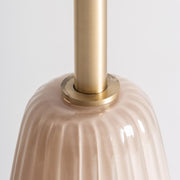 Halvány rózsaszín opálos üveg dekor láb és aranyszínű fém lábazat csatlakozása – Sintra lerakóasztal részlet