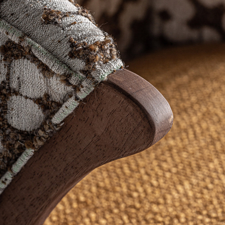 Kaucsukfa lábazat részlet – barna színű fa, természetes erezettel