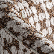 Háttámla kárpit részlet – barna–fehér mintás poliészter textúra