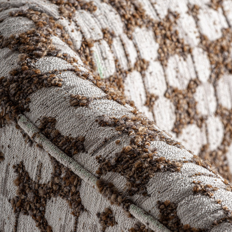 Háttámla kárpit részlet – barna–fehér mintás poliészter textúra