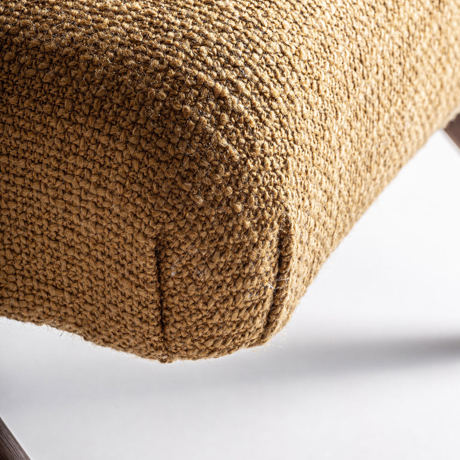 Ülőfelület részletfotó – okkersárga poliészter kárpit textúrája