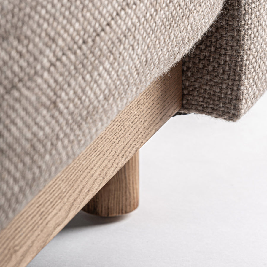 Karfa és ülőfelület találkozása – Carlton fotel kárpit részlet