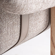 Fa váz és kárpit találkozása bőr dísz – Hesse fotel anyaghasználati részlet