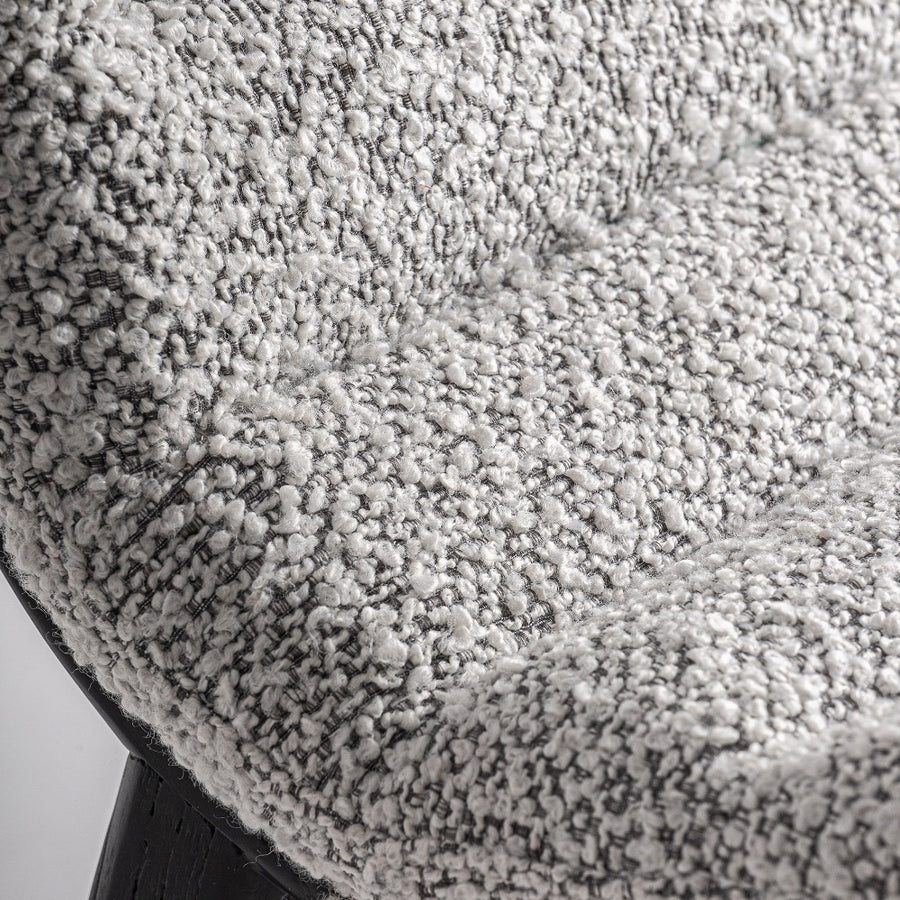 Buklé kárpitos ülőfelület részlete – puha textúra, szürke árnyalat