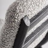 Fekete nyírfa láb és buklé kárpit találkozása – részletfotó