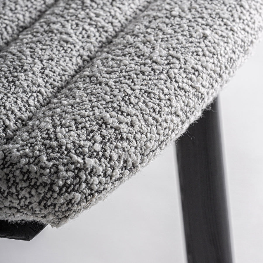 Buklé kárpitos ülőfelület közelről – szürke árnyalat