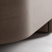 Ívelt tölgyfa bútoroldal részlet – lekerekített forma, natúr felület