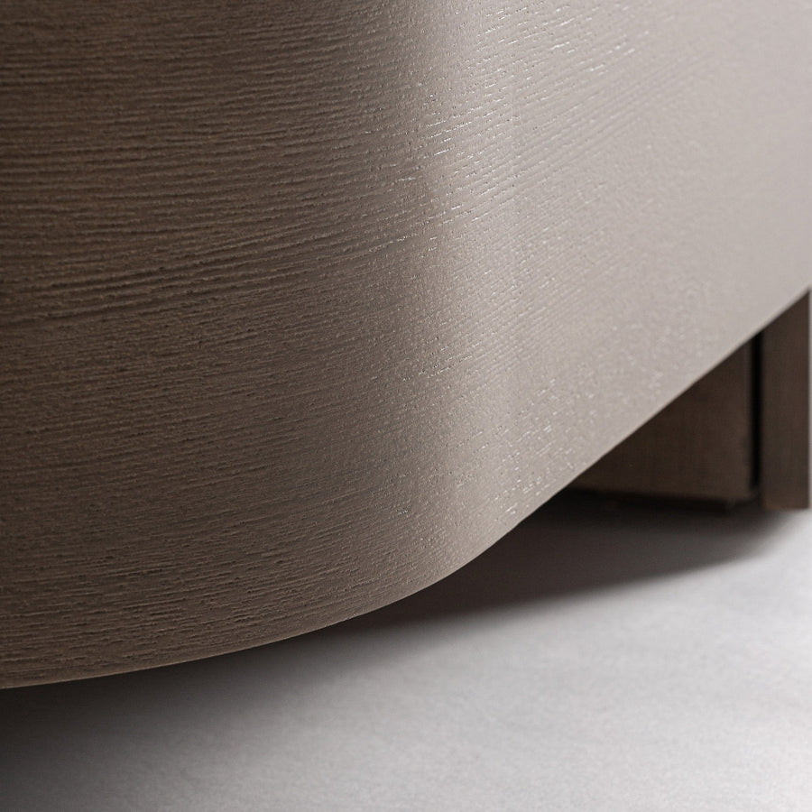 Ívelt tölgyfa bútoroldal részlet – lekerekített forma, natúr felület