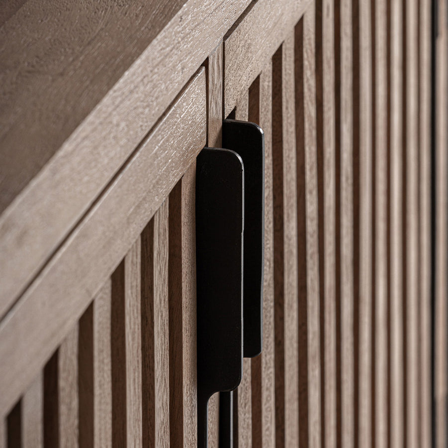 Gàbia tálaló fekete fém fogantyú részlet lamellás ajtófronton