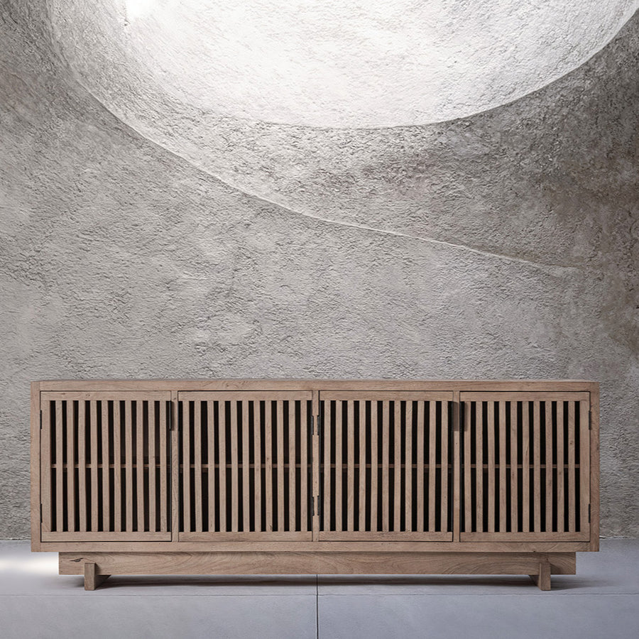 Gàbia natúr mangófa tálaló modern, texturált fal előtt enteriőrben