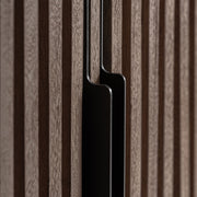 Gàbia szekrény fekete fém fogantyú részlet lamellás ajtón