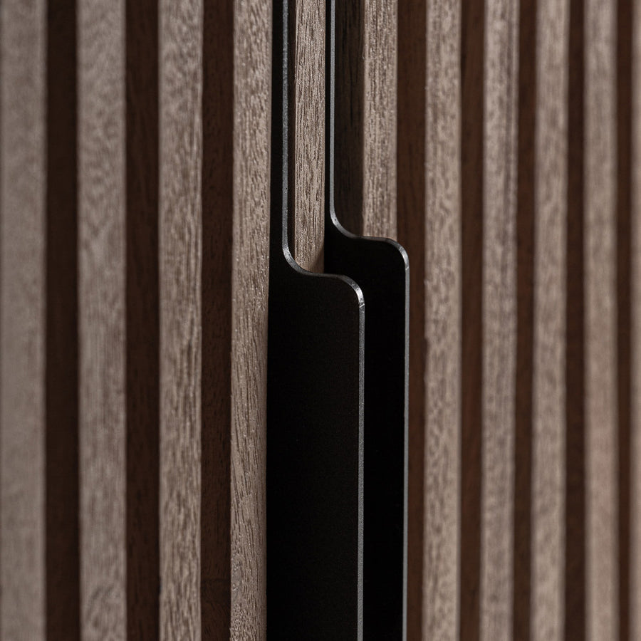 Gàbia szekrény fekete fém fogantyú részlet lamellás ajtón