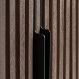 Gàbia szekrény fekete fém fogantyú részlet lamellás ajtón