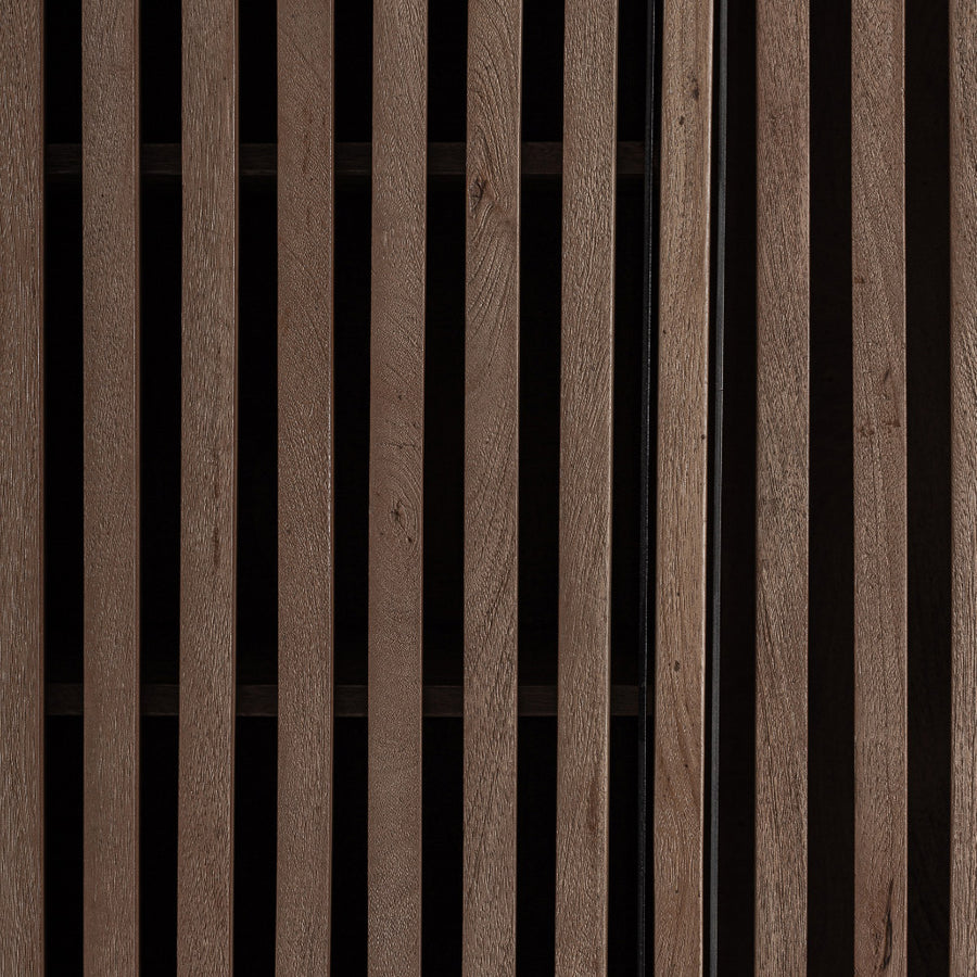 Gàbia mangófa lamellás ajtófront részlet, natúr hatású felülettel