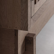 Gàbia szekrény talprészlet, masszív fa lábazattal