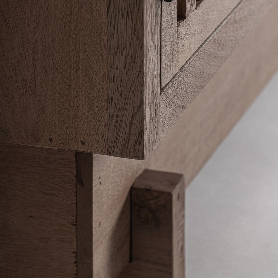 Gàbia szekrény talprészlet, masszív fa lábazattal