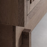 Gàbia szekrény talprészlet, masszív fa lábazattal