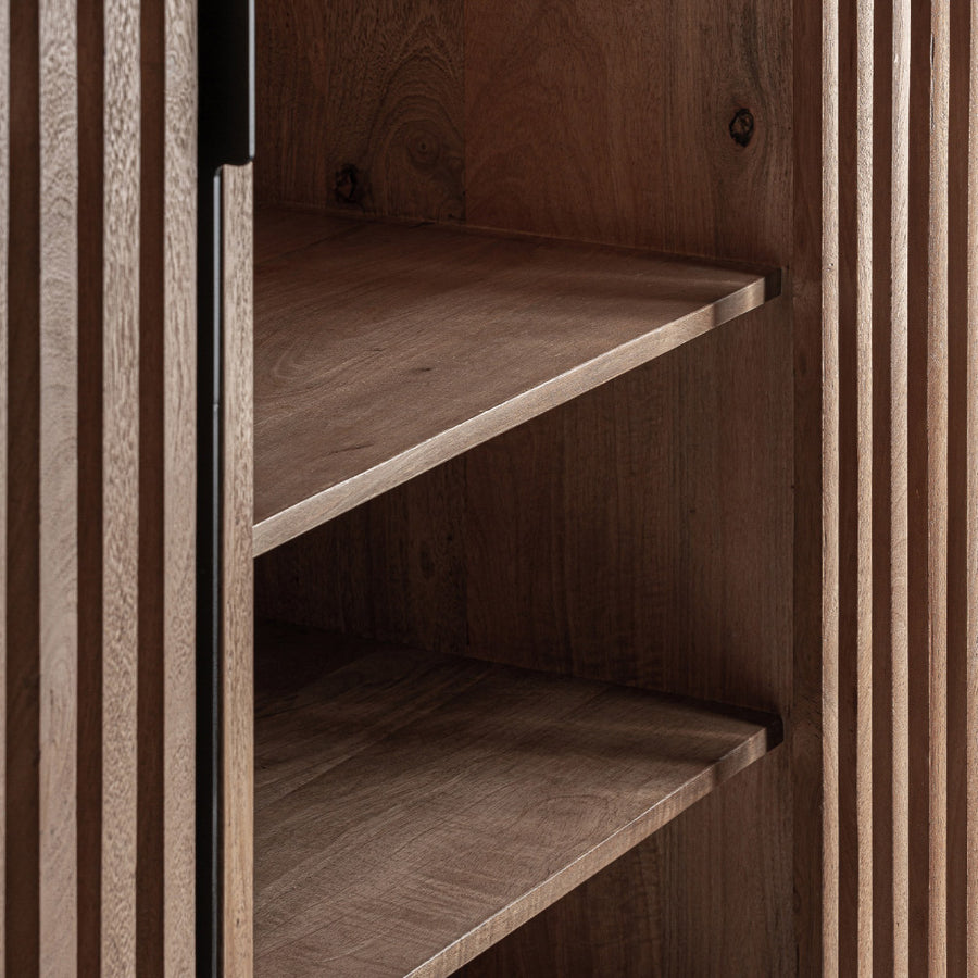 Gàbia mangófa polcos belső részlet, homokfúvott felülettel