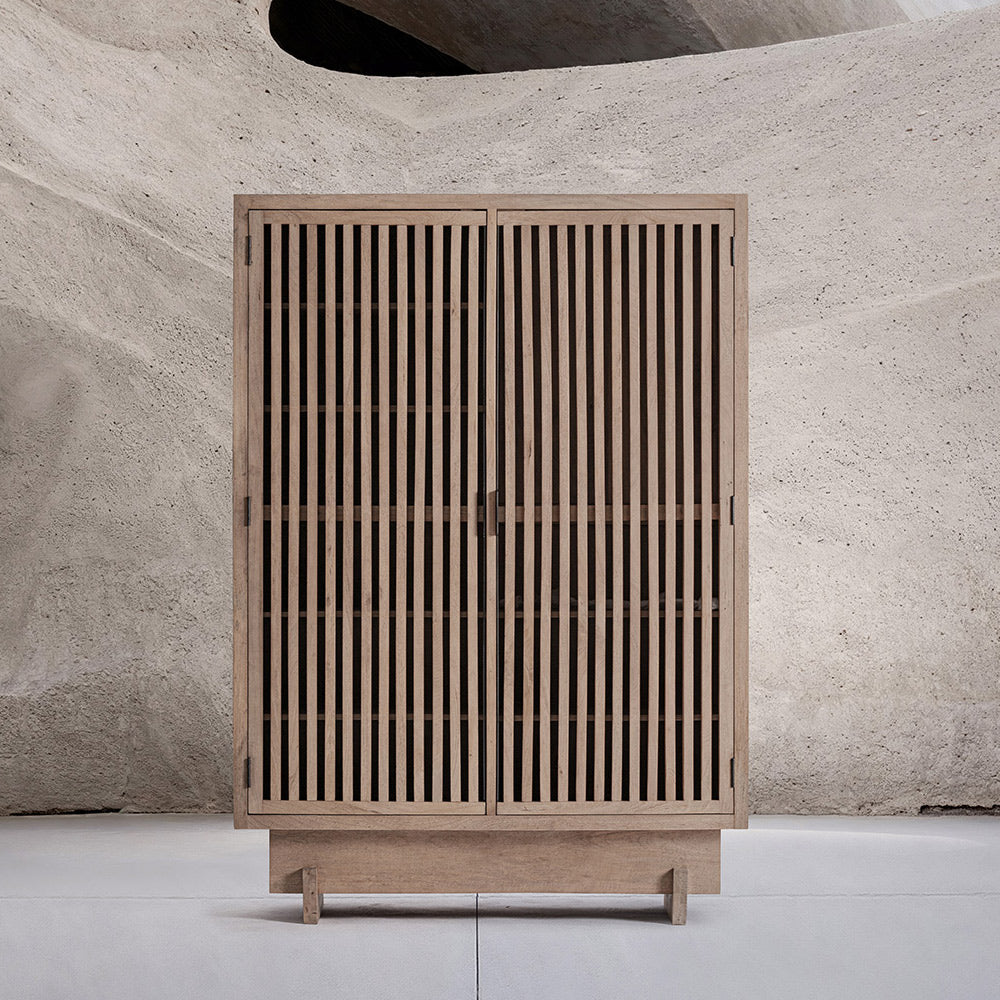 Gàbia ruhásszekrény enteriőrben, modern texturált fal előtt