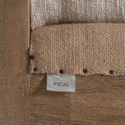 Grube kollekció fotel részlet – rusztikus fa és természetes textil kombinációja