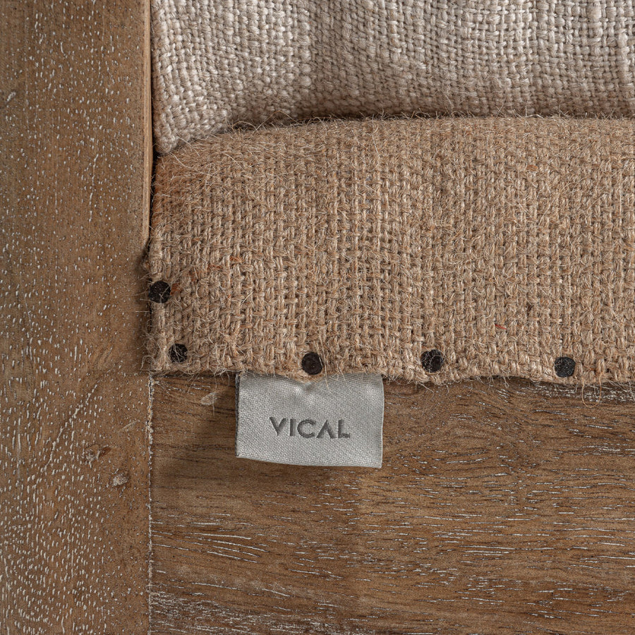 Grube kollekció fotel részlet – rusztikus fa és természetes textil kombinációja