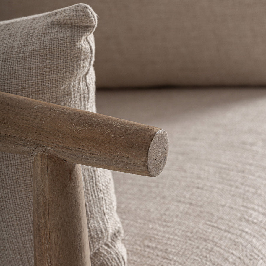 Karfa részletfotó – világosbarnára pácolt nyírfa felület