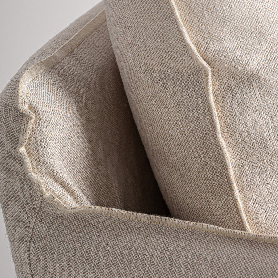 Kárpitozott karfa részlete – lágy forma és precíz kidolgozás