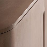 Tálalókomód részletfotó – ívelt felső lap és natúr mangófa felület