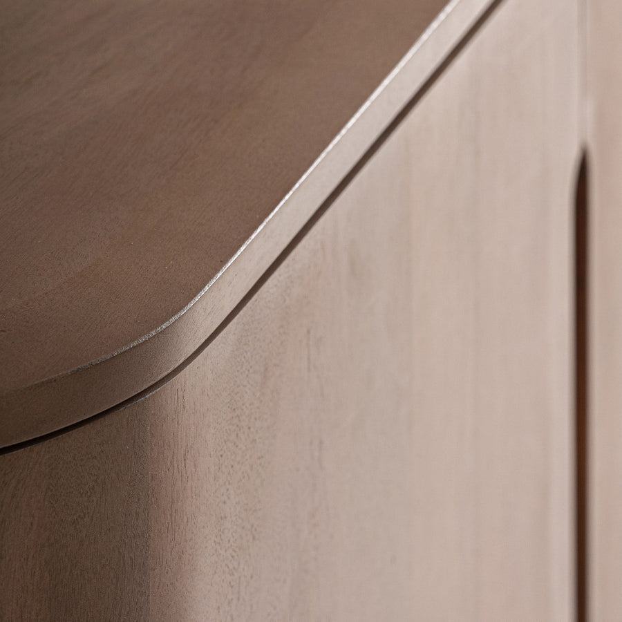 Tálalókomód részletfotó – ívelt felső lap és natúr mangófa felület