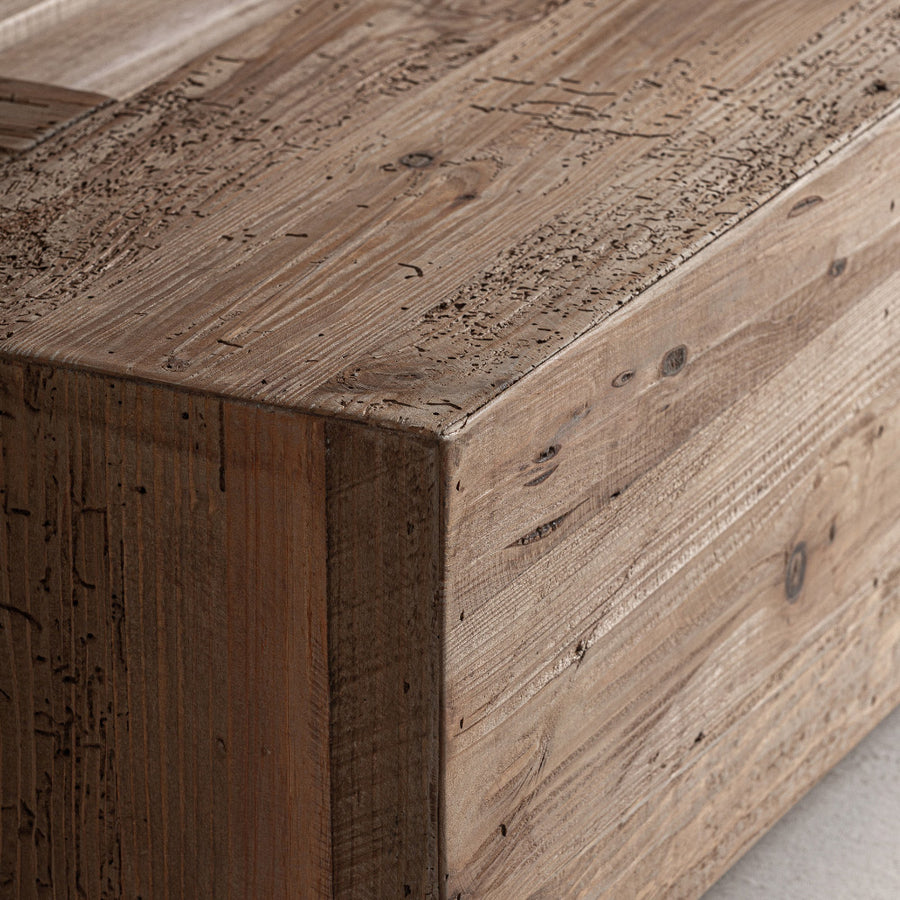 Újrahasznosított fenyőfa ágykeret részlet – rusztikus felület és természetes erezet