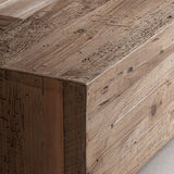 Újrahasznosított fenyőfa ágykeret részlet – rusztikus felület és természetes erezet