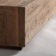 Natúr fenyőfa ágykeret sarokrészlet – meleg árnyalat és homokfúvott felület