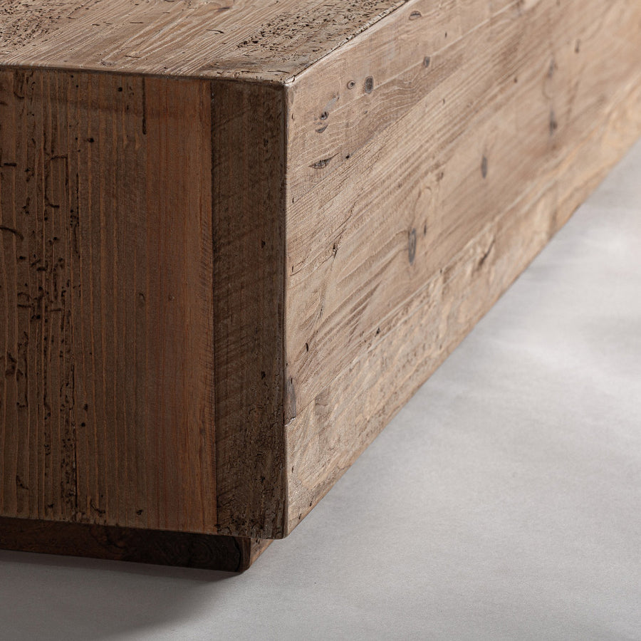 Natúr fenyőfa ágykeret sarokrészlet – meleg árnyalat és homokfúvott felület