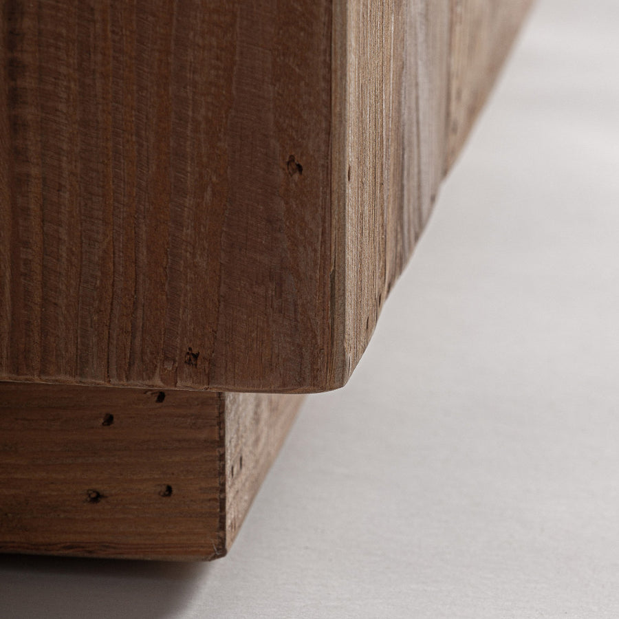 Újrahasznosított fenyőfa tálaló sarokrészlet – rusztikus felület és homokfúvott fa