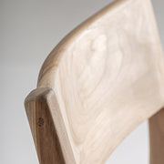 Cean szék háttámla részlet – natúr teakfa erezet és ívelt forma