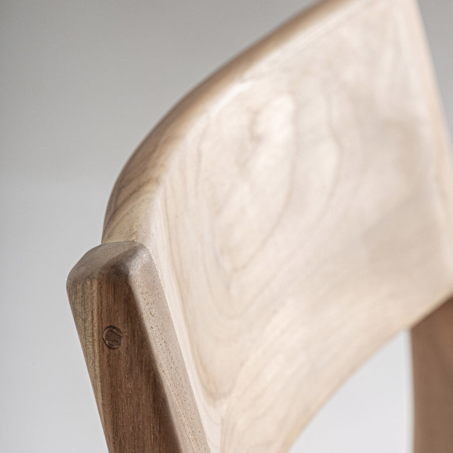Cean szék háttámla részlet – natúr teakfa erezet és ívelt forma