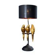 Aranyszínű papagáj figurákkal díszített, 79 cm magas, trópusi, glamour stílusú asztali lámpa, kék háttér előtt.