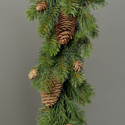 Közeli kép a mű fenyő girlandról.