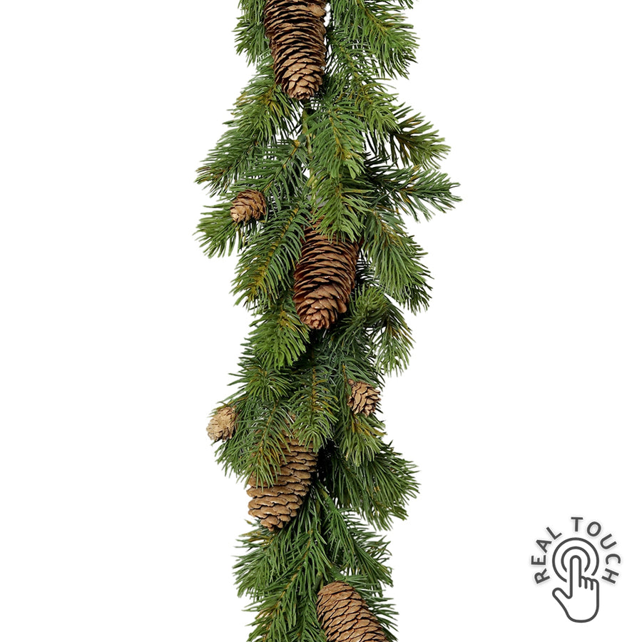 Élethű, zöld színű mű jegenyefenyő grland tobozokkal.