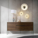 Kortárs stílusú, diófa furnérral borított, dizájn komódszekrény edzett üveg lábakkal.