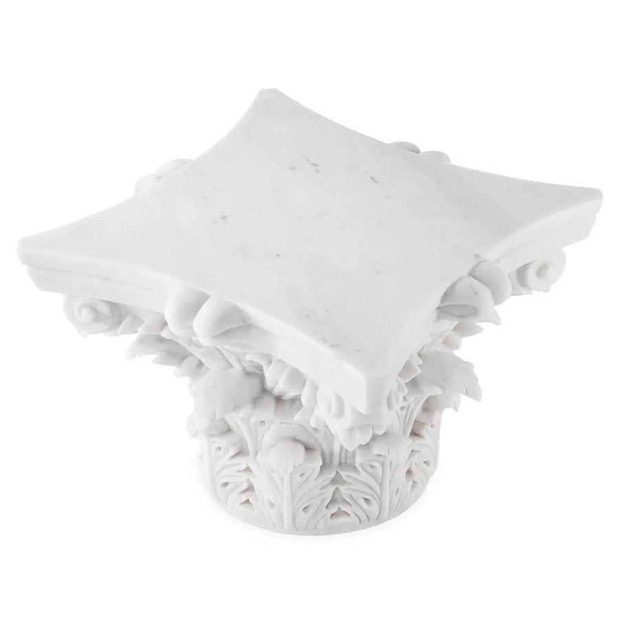 Fehér márványból faragott,, korinthoszi oszlopfő formájú dohányzóasztal.