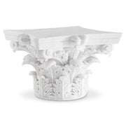 Fehér márványból faragott,, korinthoszi oszlopfő formájú dohányzóasztal.