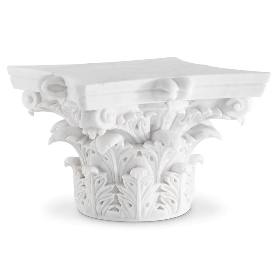 Fehér márványból faragott,, korinthoszi oszlopfő formájú dohányzóasztal.