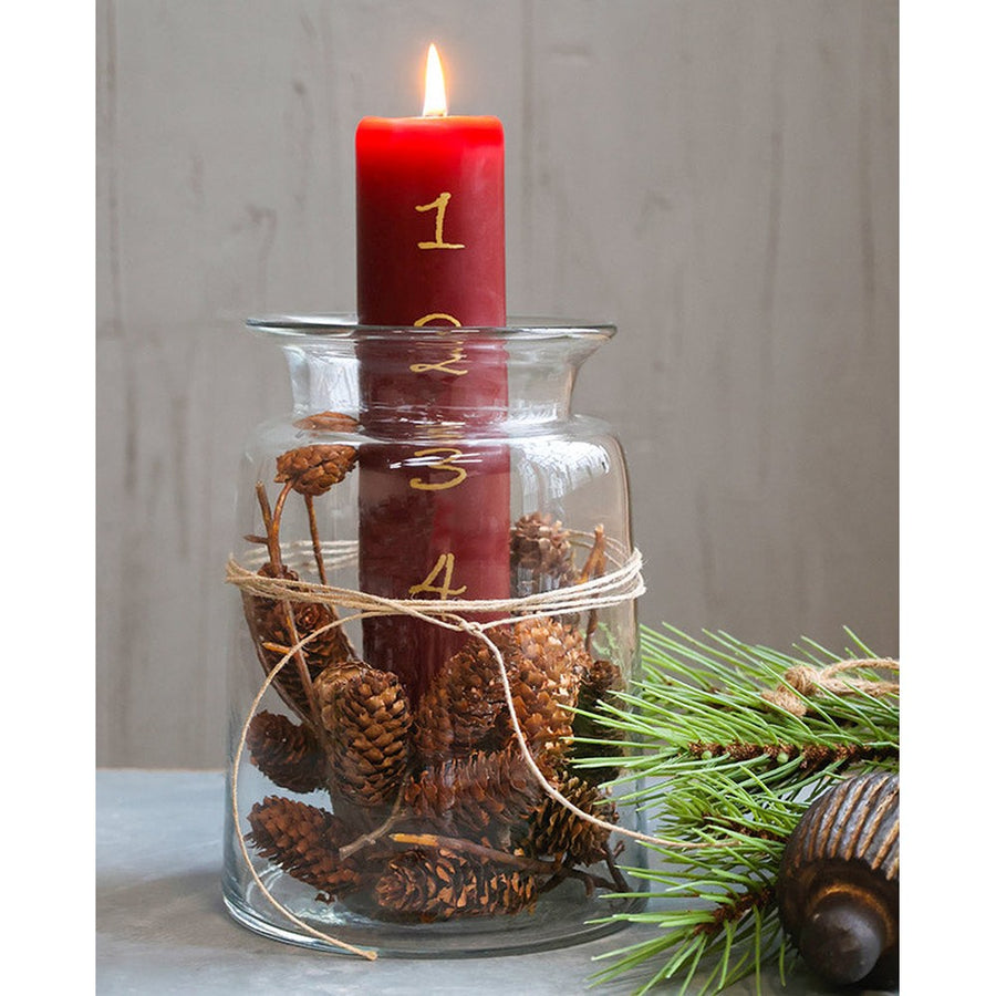 Antik meggy színű paraffinból készült, 5 cm átmérőjű és 20 cm magas, aranyszínű számokkal díszített adventi gyertya.