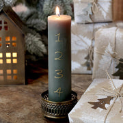 Antik olívazöld színű paraffinból készült, 5 cm átmérőjű és 20 cm magas, aranyszínű számokkal díszített adventi gyertya.