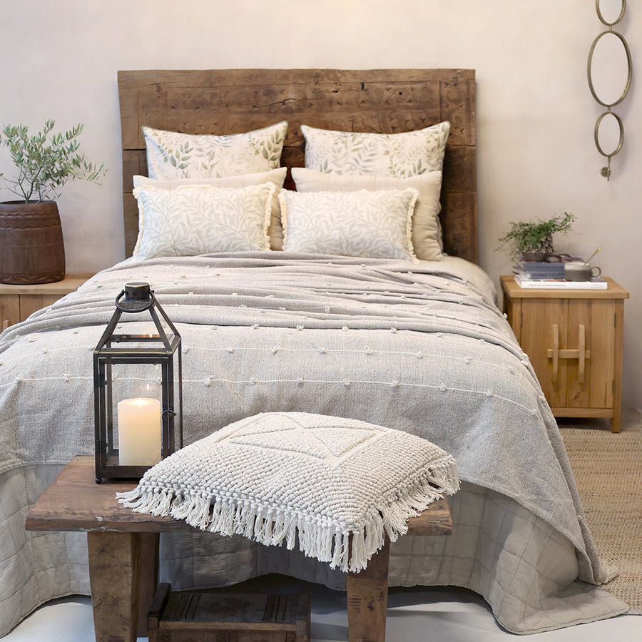 AIKA szilfa éjjeliszekrény ágy mellett, kétszárnyas kialakítással és természetes fa felülettel