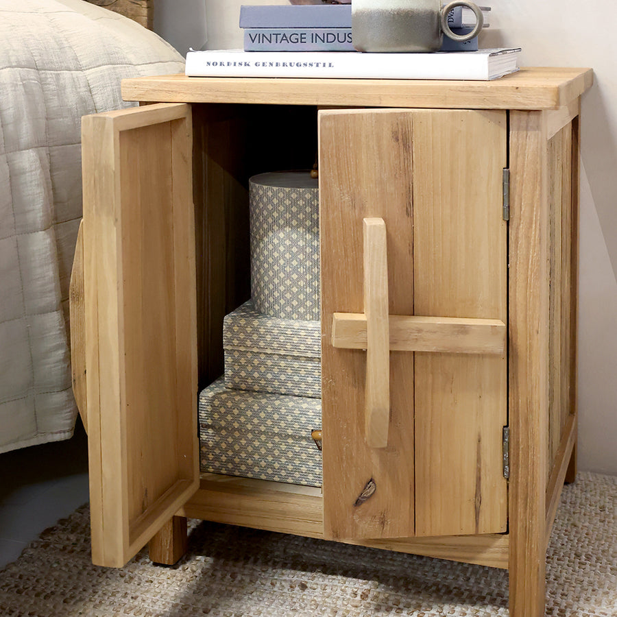 AIKA natúr szilfa kisszekrény nyitott ajtóval, polcos belső térrel