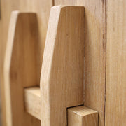 AIKA fa éjjeliszekrény részletkép a keresztpántos fa fogantyúról és a léces ajtófrontról